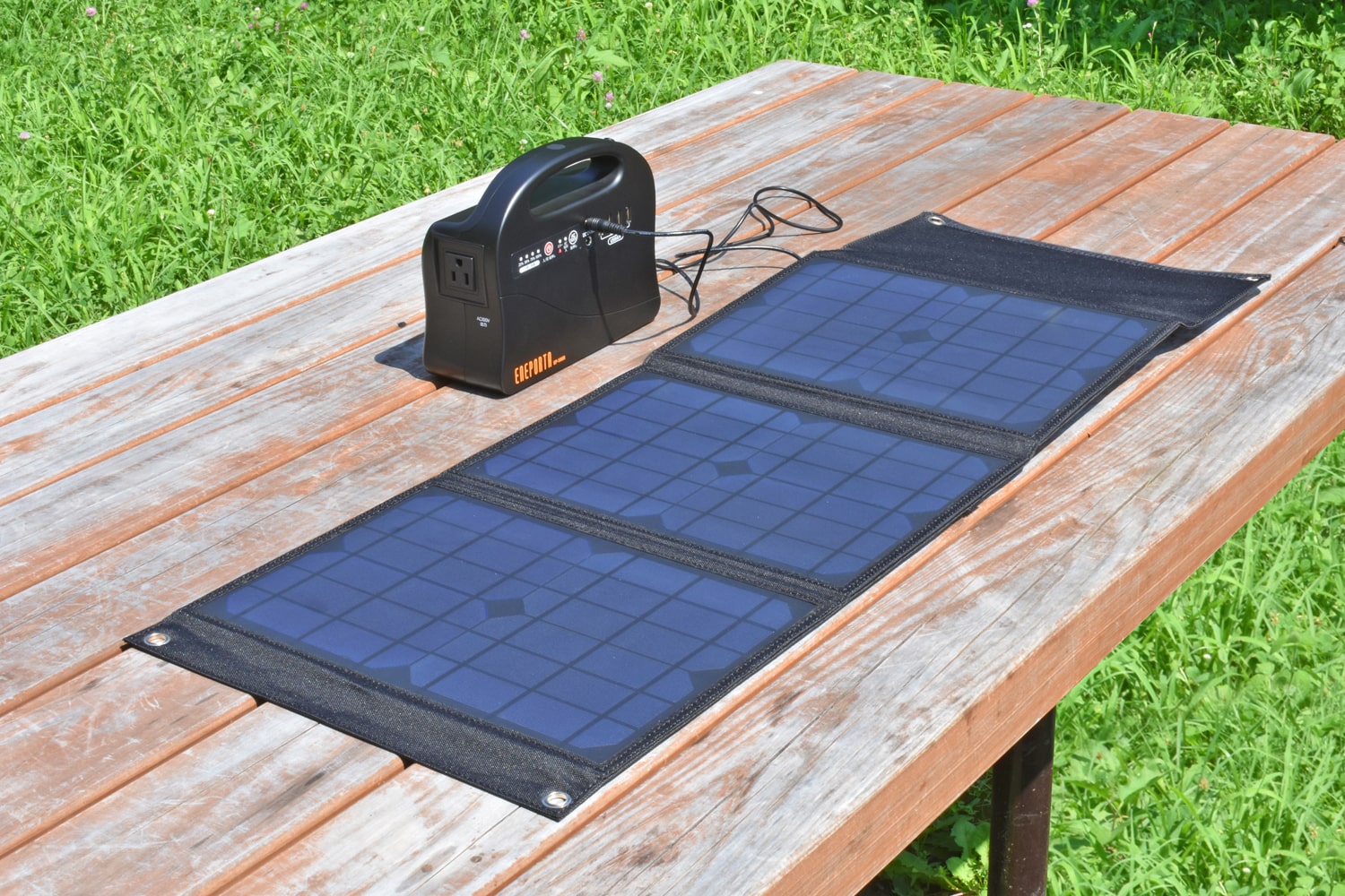 便利！折り畳み式 ソーラー充電器 30W 防塵・防水 IP65 太陽電池で